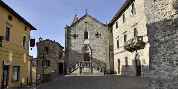 Portico della chiesa Parrocchiale di Pietralunga con piazza ed edifici circostanti